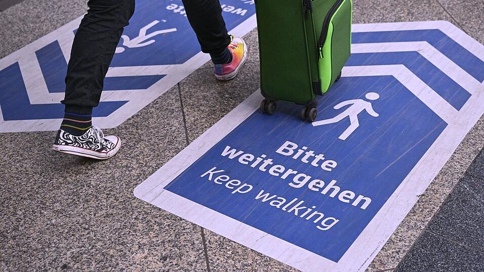 Auch mit Aufklebern auf dem Boden will die Bahn Engpässe am Münchner Hauptbahnhof vermeiden. (Archivbild) Auch mit Aufklebern auf dem Boden will die Bahn Engpässe am Münchner Hauptbahnhof vermeiden. (Archivbild)