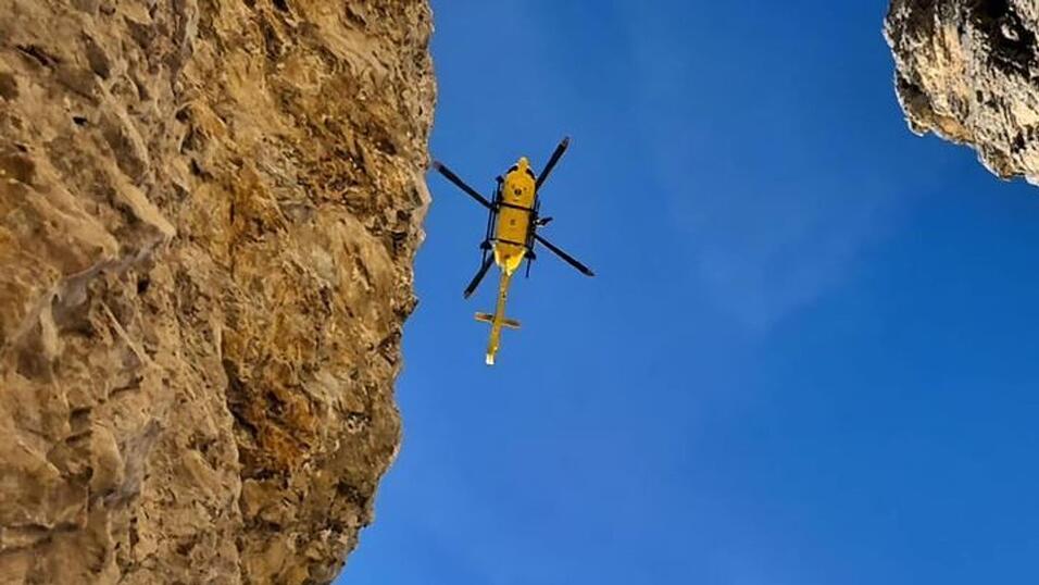Einsatzkr&auml;fte bargen den Leichnam mit einem Polizeihubschrauber. (Symbolbild)
