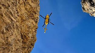Einsatzkr&auml;fte bargen den Leichnam mit einem Polizeihubschrauber. (Symbolbild)