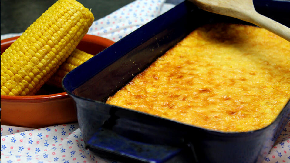 Das ist Corn Pudding. Vorsicht, dieser Name ist trügerisch! Denn der Corn Pudding hat geschmacklich nichts mit dem hierzulande bekannten Pudding gemein. Dieses Gericht hier basiert überwiegend auf Mais. Besonders an Thanksgiving darf der Corn Pudding in Amerika als Beilage zum Truthahn in vielen Haushalten nicht fehlen. Aber auch an allen anderen Tagen im Jahr eignet er sich als Beilage zu Braten aus dem Rohr oder Gegrilltem.