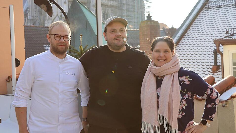 Josef Weig, Küchenchef des Storstads, Tony Völkl (Mitte) und Spitzenpatissiere Birgit Wieland auf dem Balkon des Spitzenrestaurants. Josef Weig, Küchenchef des Storstads, Tony Völkl (Mitte) und Spitzenpatissiere Birgit Wieland auf dem Balkon des Spitzenrestaurants.