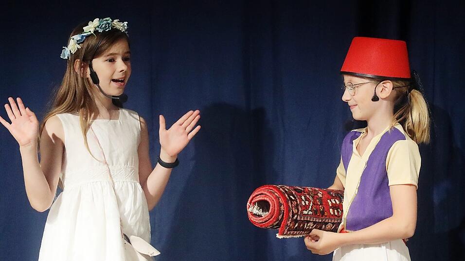 Rapunzel (Eva, 3a) und Aladin (Annika, 3a)