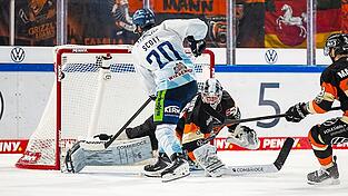 Keine allzu große Mühe hat Straubings Justin Scott, den Puck bei seinem ersten von zwei Treffern an diesem Nachmittag zum 1:0 an Dustin Strahlmeier vorbei im Wolfsburger Tor unterzukriegen. Am Ende siegen die Tigers am Sonntagabend bei den Grizzlys mit 5:2 und festigen damit Tabellenplatz zwei.