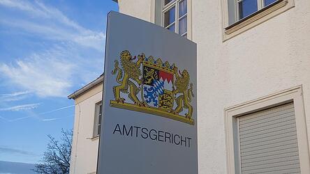 Vor dem Schöffengericht mussten sich eine Frau, ein Mann und ein Jugendlicher unter anderem wegen Hausfriedensbruch und gefährlicher Körperverletzung verantworten. Vor dem Schöffengericht mussten sich eine Frau, ein Mann und ein Jugendlicher unter anderem wegen Hausfriedensbruch und gefährlicher Körperverletzung verantworten.