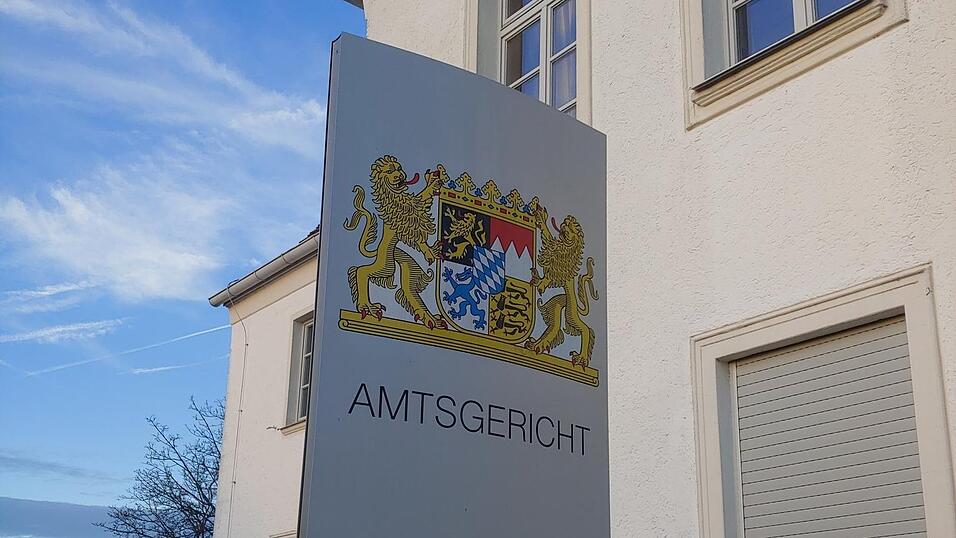 Vor dem Schöffengericht mussten sich eine Frau, ein Mann und ein Jugendlicher unter anderem wegen Hausfriedensbruch und gefährlicher Körperverletzung verantworten. Vor dem Schöffengericht mussten sich eine Frau, ein Mann und ein Jugendlicher unter anderem wegen Hausfriedensbruch und gefährlicher Körperverletzung verantworten.