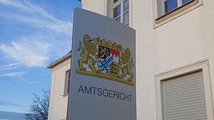 Vor dem Schöffengericht mussten sich eine Frau, ein Mann und ein Jugendlicher unter anderem wegen Hausfriedensbruch und gefährlicher Körperverletzung verantworten.