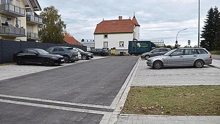 An der Kreuzung entstanden 20 Parkpl&auml;tze f&uuml;r die Allgemeinheit und vormittags vor allem f&uuml;r die Lehrkr&auml;fte.