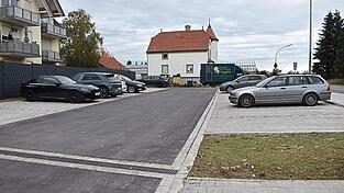An der Kreuzung entstanden 20 Parkplätze für die Allgemeinheit und vormittags vor allem für die Lehrkräfte. An der Kreuzung entstanden 20 Parkplätze für die Allgemeinheit und vormittags vor allem für die Lehrkräfte.