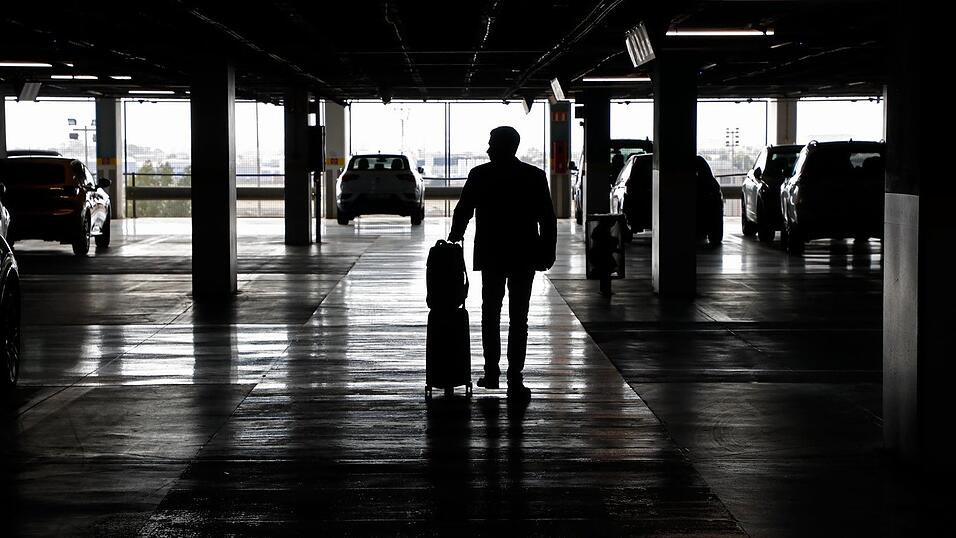 Das Parkhaus einer Autovermietung. Mietwagen werden &uuml;ber Ostern in Deutschland teurer sein als im Vorjahr, in etlichen anderen L&auml;ndern jedoch g&uuml;nstiger. (Symbolbild)