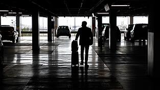 Das Parkhaus einer Autovermietung. Mietwagen werden &uuml;ber Ostern in Deutschland teurer sein als im Vorjahr, in etlichen anderen L&auml;ndern jedoch g&uuml;nstiger. (Symbolbild)