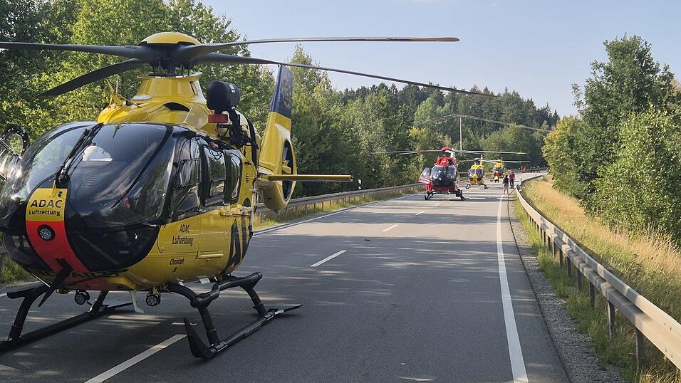 Vier Rettungshubschrauber sind im Einsatz. Vier Rettungshubschrauber sind im Einsatz.