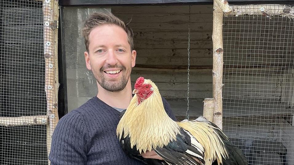 Robert H&ouml;ck und eines seiner 'Happy H&uuml;hner'.