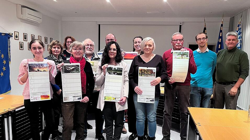 Die Gewinner des Wettbewerbs zeigten bei der Preisverleihung ihre jeweiligen Motive im Jahreskalender.