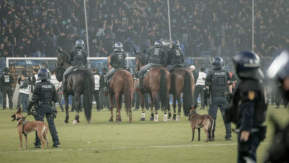 Beim DFB-Pokalspiel in Mannheim war auch berittene Polizei auf dem Spielfeld. Beim DFB-Pokalspiel in Mannheim war auch berittene Polizei auf dem Spielfeld.