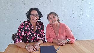 Bürgermeisterin Monika Bergmann zusammen mit Sylvia Michel, die sich ehrenamtlich für die Pflegesprechstunde verantwortlich zeichnet. Bürgermeisterin Monika Bergmann zusammen mit Sylvia Michel, die sich ehrenamtlich für die Pflegesprechstunde verantwortlich zeichnet.