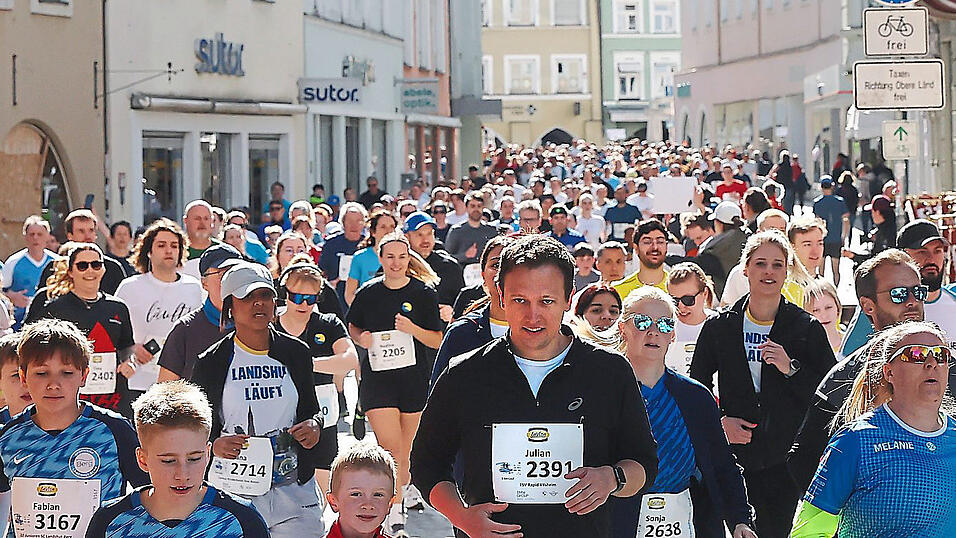 Dicht gedr&auml;ngt str&ouml;mten die Teilnehmer durch die Theaterstra&szlig;e.