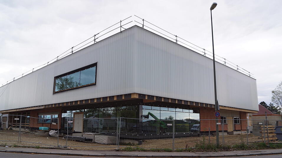 Die Zeit der Folienverkleidung ist vorbei. Die Fassade der sanierten Vilstalhalle hat schon deutlich Gestalt angenommen.