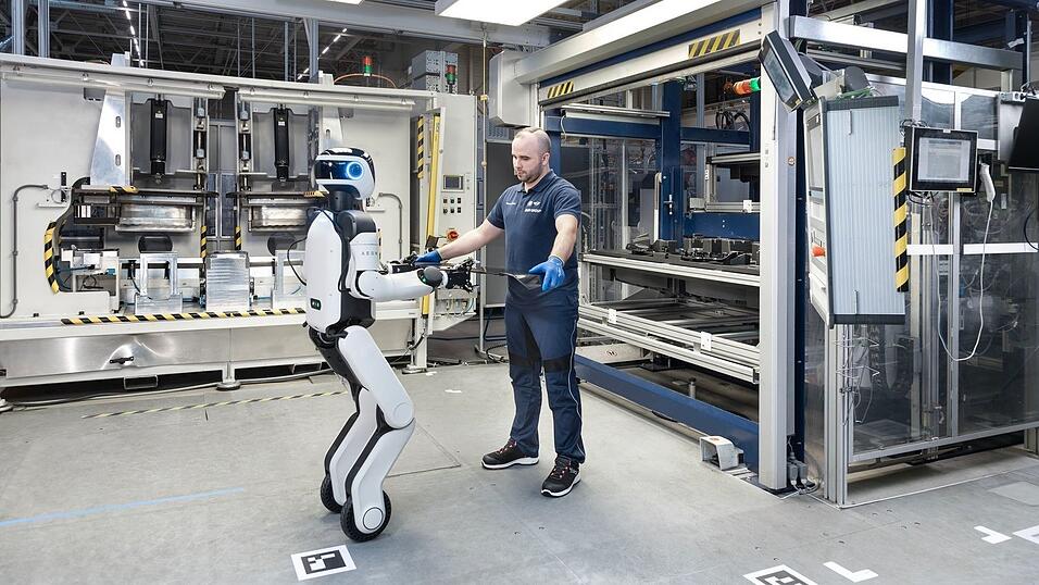 In Leipzig setzt BMW testweise humanoide Roboter in der Produktion ein. (Handout)
