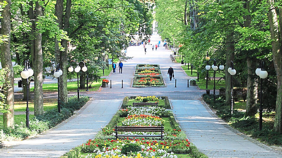 Die Gäste können auf der Promenade im Kurpark in Polanica Zdrój wunderbar flanieren.