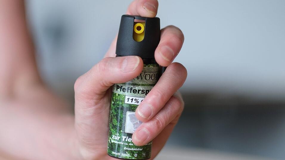 Ein Mann versprühte in einem Zug Pfefferspray. (Symbolbild) Ein Mann versprühte in einem Zug Pfefferspray. (Symbolbild)
