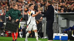 Ungeplantes Wiedersehen bei der Nationalmannschaft: Angelo Stiller (l) und Bundestrainer Julian Nagelsmann. (Archivild)