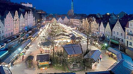 So sah der Landshuter Christkindlmarkt in der Freyung bis zu seinem Umzug auf die Ringelstecherwiese aus. Das neue Konzept sieht vor, die Buden u-f&ouml;rmig anzuordnen, ge&ouml;ffnet Richtung Jodokskirche. (Archivfoto)