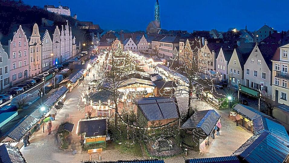 So sah der Landshuter Christkindlmarkt in der Freyung bis zu seinem Umzug auf die Ringelstecherwiese aus. Das neue Konzept sieht vor, die Buden u-f&ouml;rmig anzuordnen, ge&ouml;ffnet Richtung Jodokskirche. (Archivfoto)