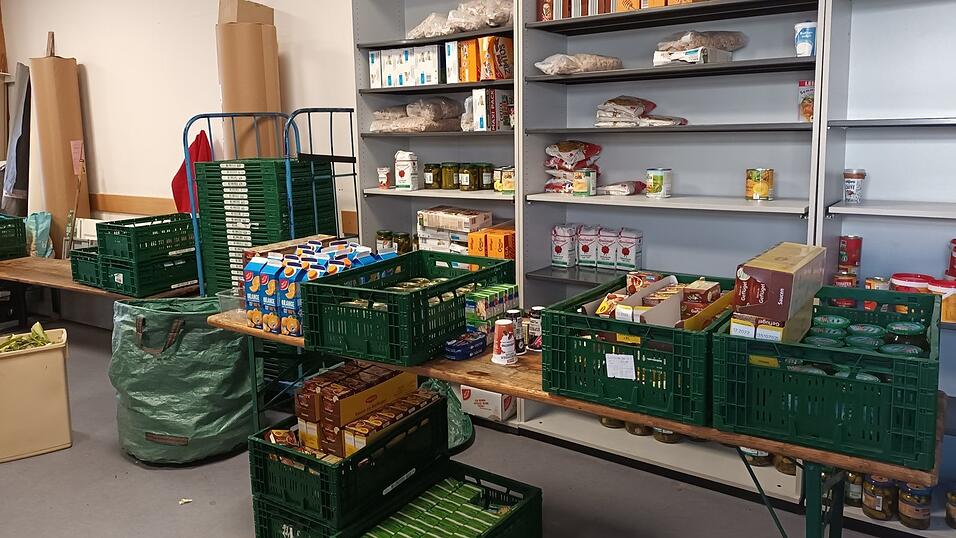 Mehl, Saft, Essiggurken, aber auch frisches Obst und Gemüse gibt es bei der Straubinger Tafel. Mehl, Saft, Essiggurken, aber auch frisches Obst und Gemüse gibt es bei der Straubinger Tafel.