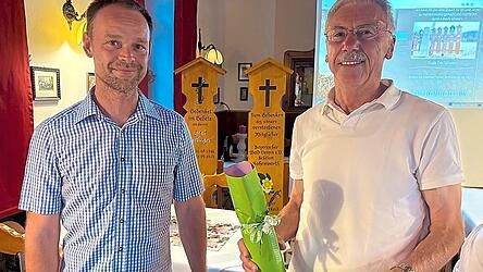 Josef Pritzl (r.) dankte Florian Berlinger aus Simpering für seinen Vortrag mit einem Präsent des Wald-Vereins.