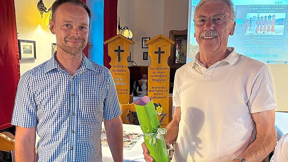 Josef Pritzl (r.) dankte Florian Berlinger aus Simpering für seinen Vortrag mit einem Präsent des Wald-Vereins. Josef Pritzl (r.) dankte Florian Berlinger aus Simpering für seinen Vortrag mit einem Präsent des Wald-Vereins.