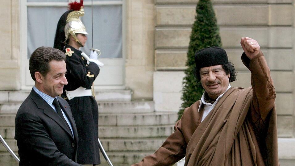 2007: Sarkozy empfängt Al-Gaddafi mit Pomp im Élysée-Palast. (Archivbild)