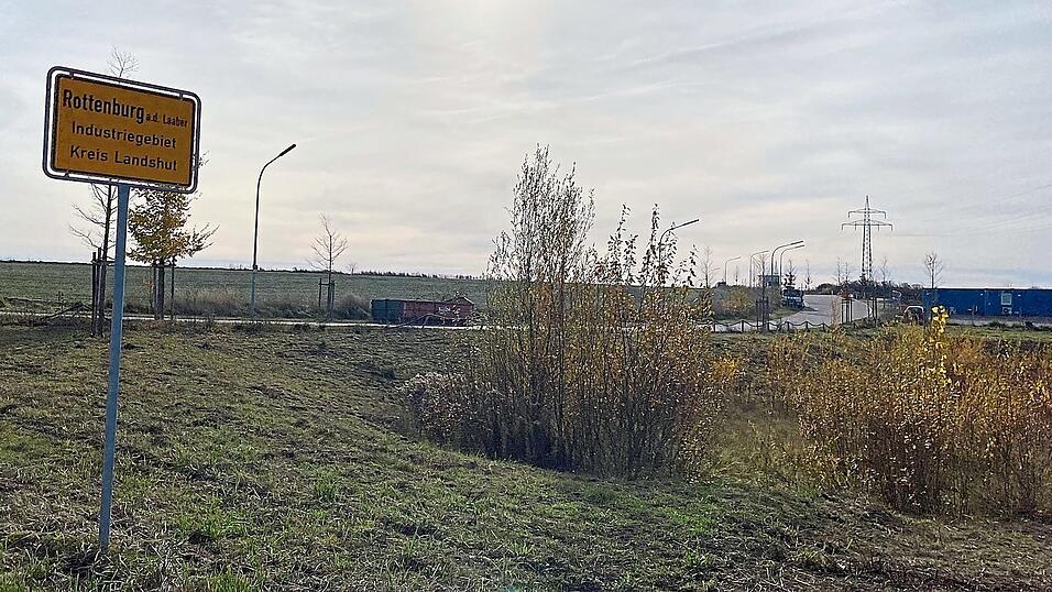 Das betroffene Industriegebiet in Rottenburg. Eine Festsetzung im Bebauungsplan sorgt dort für strengere Vorgaben als durch die gesetzlichen Lärm-Grenzwerte. Die Bayernwerk Natur GmbH konnte für einen Batteriespeicher eine Befreiung vom Stadtrat erwirken. Einige Bürger wehren sich nun dagegen.