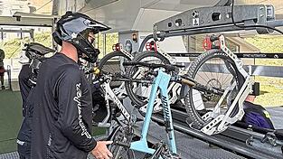 Mit dem Bikeclip werden die Fahrräder bequem von der Tal- zur Bergstation transportiert. Mit dem Bikeclip werden die Fahrräder bequem von der Tal- zur Bergstation transportiert.