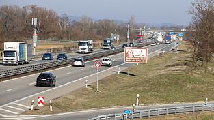 Schon seit Sommer 2024 gibt es wegen des Zustands des Autobahnabschnitts ein Tempolimit von 130 Stundenkilometern. Schon seit Sommer 2024 gibt es wegen des Zustands des Autobahnabschnitts ein Tempolimit von 130 Stundenkilometern.