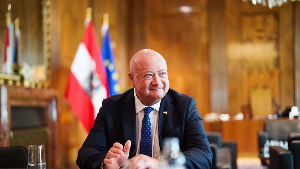 In Österreich streitet die Dreier-Koalition trotz aller großen inhaltlichen Unterschiede - zumindest bisher - kaum. In Österreich streitet die Dreier-Koalition trotz aller großen inhaltlichen Unterschiede - zumindest bisher - kaum.