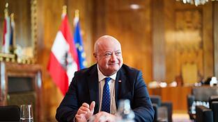 In Österreich streitet die Dreier-Koalition trotz aller großen inhaltlichen Unterschiede - zumindest bisher - kaum. In Österreich streitet die Dreier-Koalition trotz aller großen inhaltlichen Unterschiede - zumindest bisher - kaum.