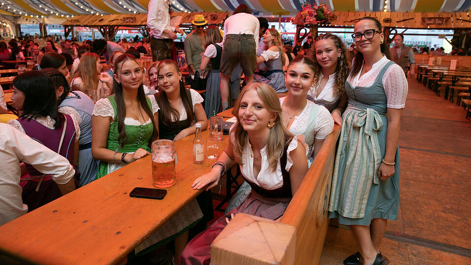 Die Partybilder vom Montag, 11. August, aus dem Festzelt Reisinger. Die Partybilder vom Montag, 11. August, aus dem Festzelt Reisinger.