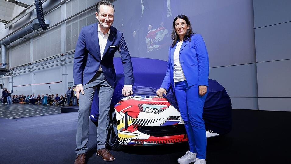 E-Auto im Polo-Format: Markenchef Thomas Schäfer und Betriebsratsvorsitzende Daniela Cavallo geben einen ersten Ausblick auf das Modell. (Handout-Foto)