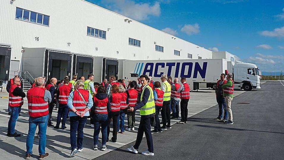 Die Besuchergruppe aus Berg machte sich in Wallersdorf ein Bild von den Abläufen in einem Action-Logistikzentrum.