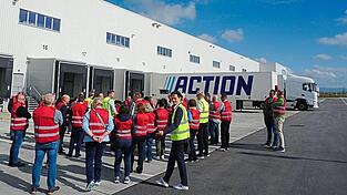 Die Besuchergruppe aus Berg machte sich in Wallersdorf ein Bild von den Abläufen in einem Action-Logistikzentrum.
