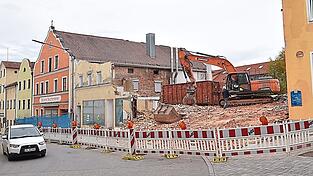 Die Planungen sehen vor, zwei nebeneinanderliegende Bürgerhäuser abzureißen. Der Neubau wird sich längs in den Garten hinziehen und ist für Singles gedacht. Die Planungen sehen vor, zwei nebeneinanderliegende Bürgerhäuser abzureißen. Der Neubau wird sich längs in den Garten hinziehen und ist für Singles gedacht.