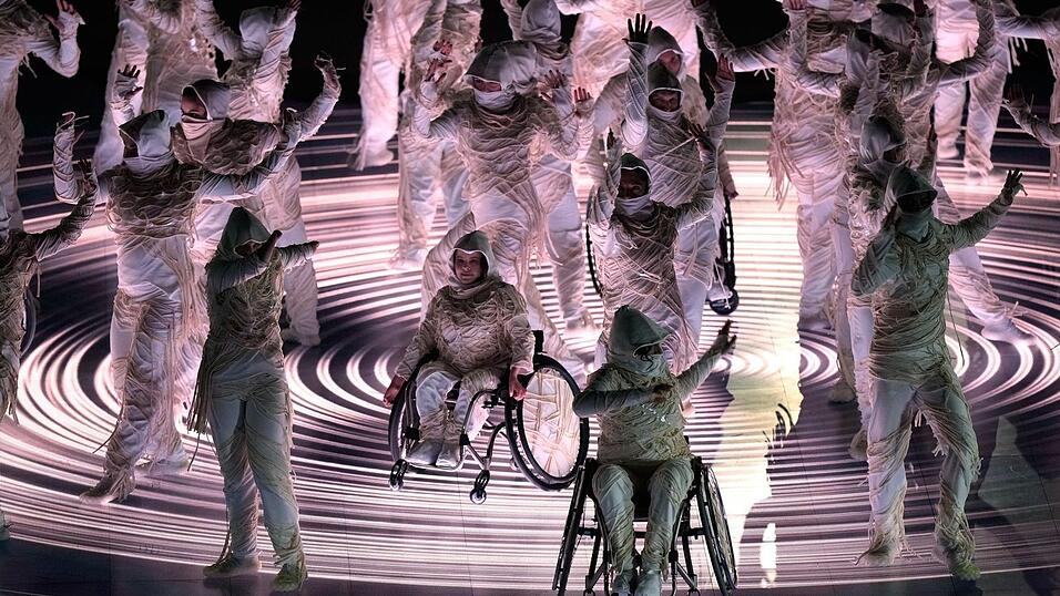 T&auml;nzerinnen und T&auml;nzer traten bei der Er&ouml;ffnung auf.