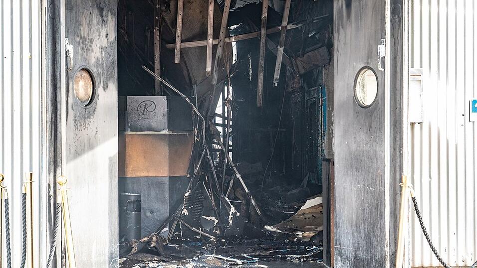 Noch ist völlig unklar, warum das Feuer in der Disco ausbrechen konnte. Noch ist völlig unklar, warum das Feuer in der Disco ausbrechen konnte.