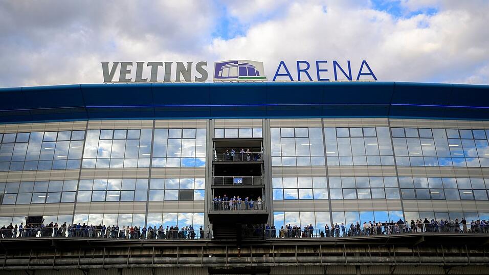 Der Mann war nach Angaben der Polizei bei einer F&uuml;hrung durch das Stadion vom FC Schalke 04 dabei gewesen. (Symbolbild)