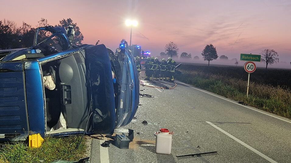 Der VW Bus kam auf der Beifahrerseite zum Liegen. Die leicht verletzten Insassen kamen vorsorglich ins Krankenhaus. Der VW Bus kam auf der Beifahrerseite zum Liegen. Die leicht verletzten Insassen kamen vorsorglich ins Krankenhaus.