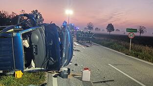 Der VW Bus kam auf der Beifahrerseite zum Liegen. Die leicht verletzten Insassen kamen vorsorglich ins Krankenhaus. Der VW Bus kam auf der Beifahrerseite zum Liegen. Die leicht verletzten Insassen kamen vorsorglich ins Krankenhaus.