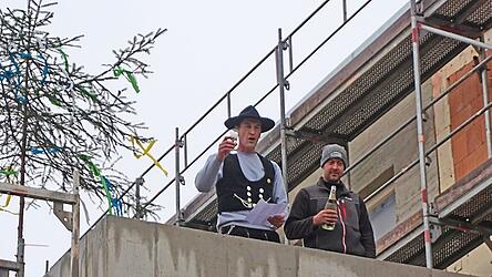 Der Zimmerermeister Stefan Haller (l.) beim traditionellen Richtspruch am Parkstettener Rathaus.