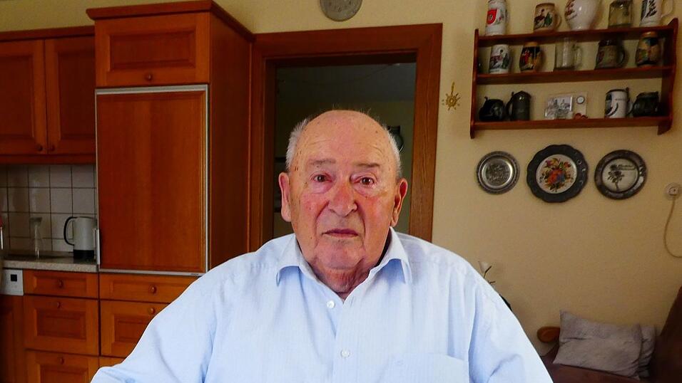 Josef Edsperger erinnert sich an viele Begebenheiten und Anekdoten aus seiner langen Zeit bei der FFW Niederwinkling. Josef Edsperger erinnert sich an viele Begebenheiten und Anekdoten aus seiner langen Zeit bei der FFW Niederwinkling.