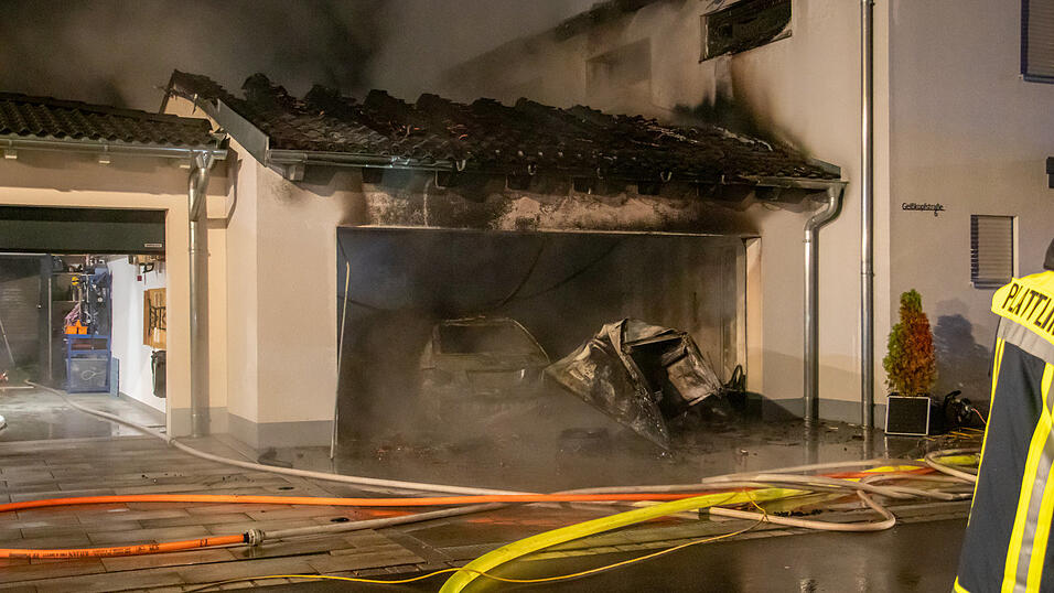 Rund 80 Einsatzkräfte waren beim Brand eines Einfamilienhauses in Plattling (Kreis Deggendorf) vor Ort. Rund 80 Einsatzkräfte waren beim Brand eines Einfamilienhauses in Plattling (Kreis Deggendorf) vor Ort.