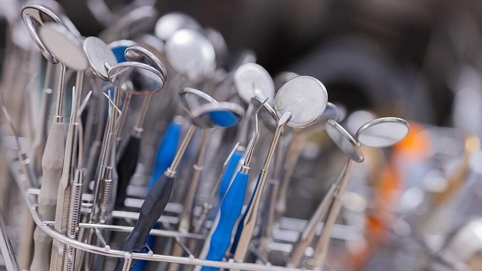 Wegen des Todes eines Patienten muss sich in Augsburg ein Zahnarzt vor Gericht verantworten. (Symbolbild)